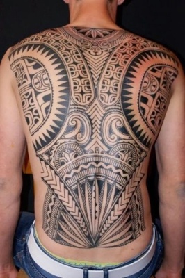  Tatouage maori, polynésien sur l'intégralité du dos 